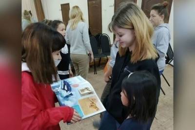 Волонтеры Серпухова подарили детям книги и провели игру