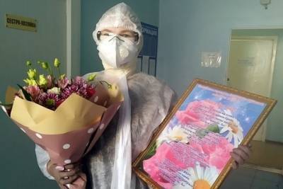 Кинешемским врачам подарили цветы и посвятили им стихи