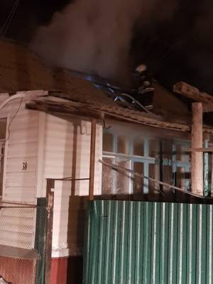 В Астраханской области 7 человек потушили загоревшийся дом