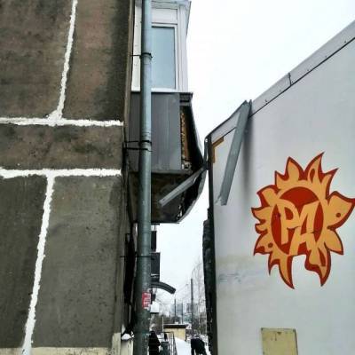 В Новокузнецке грузовики магазина постоянно ломают один и тот же балкон