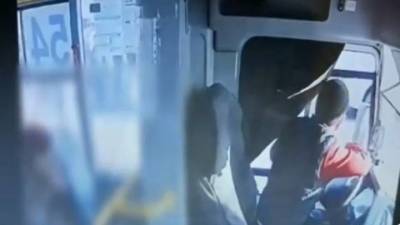 Во Владивостоке сняли на видео "разборки" водителей