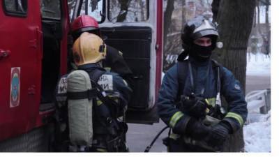 Два человека отравились угарным газом при пожаре в квартире в Колпино