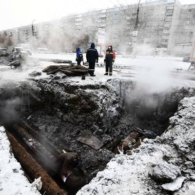 Специалисты устраняют дефекты на теплотрассе в центре Новосибирска