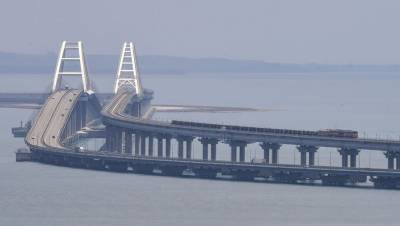 Впервые с завершения строительства перекрыли движение по Крымскому мосту