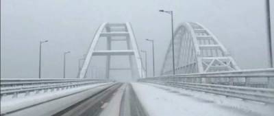 Непогода остановила движение по Крымскому мосту