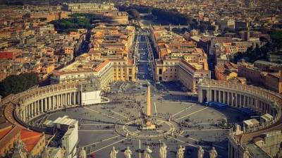 Ватикан начнет увольнять сотрудников за отказ от добровольной вакцинации и мира