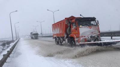 Крымский мост временно закрыли из сильного снегопада и ветра