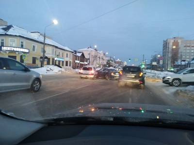 Морозное утро в Смоленске началось с многочисленных аварий и пробок