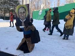 На художницу, которая принесла к Сахарово икону Путина и гроб, составили протокол