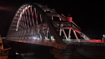 Из-за обильного снегопада впервые перекрыли Крымский мост — видео