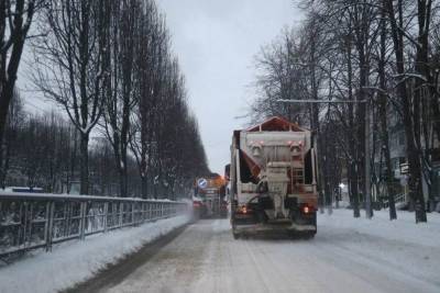 В Краснодаре последствия снегопада устраняют 596 человек и 122 машины