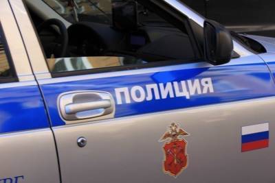 Мужчина с мачете изъял 15 тысяч рублей из кассы магазина в Шушарах