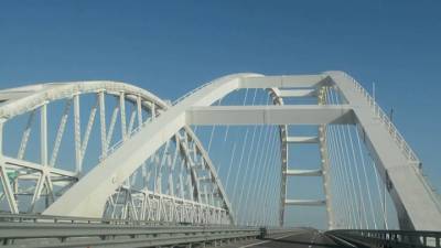 У съезда с Крымского моста в Керчи образовалась километровая пробка