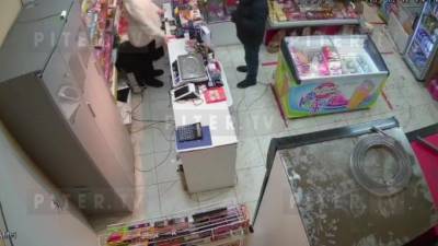 Неизвестный с мачете ограбил продуктовый магазин в Шушарах