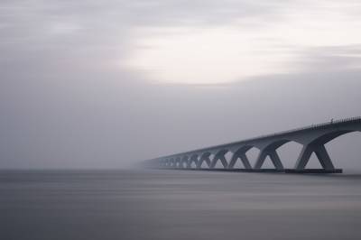 Дорожники впервые перекрыли Крымский мост