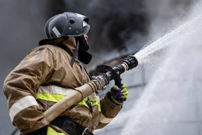 Пожарные через окно вынесли 82-летнюю женщину из горевшего дома в центре Читы