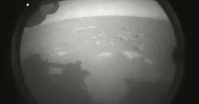 Американский марсоход передал первый снимок после посадки