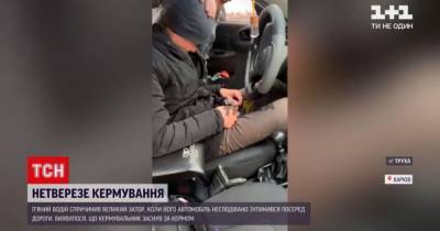 В Харькове нетрезвый водитель заснул за рулем посреди дороги