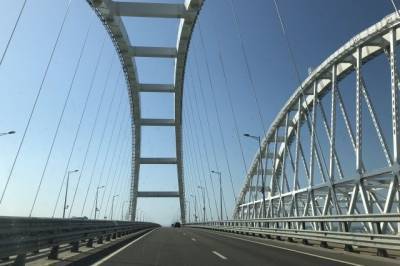 Крымский мост перекрыли из-за сильного снегопада