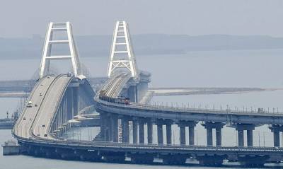 Движение транспорта по Крымскому мосту приостановили из-за снегопада
