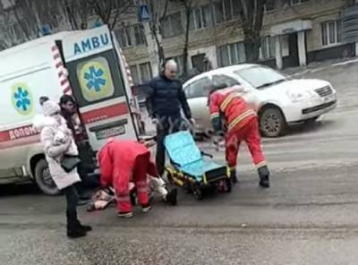 В Одессе водитель иномарки снес молоденьку девушку на "зебре", видео ДТП: "медики примчались и ..."