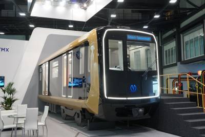 Через год в петербургском метро появятся инновационные вагоны «Смарт»