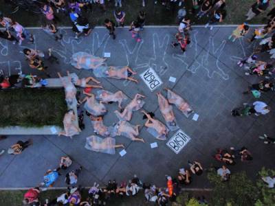 В Аргентине женщины устроили голый протест
