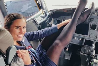 Фото стюардессы в мини-юбке в кабине пилотов впечатлило пользователей сети