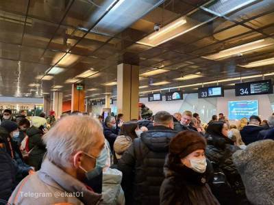 В аэропорту Кольцово из-за сбоя образовались огромные очереди