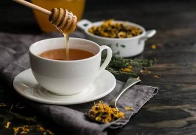 Можно ли в горячий чай добавлять мёд? Или лучше есть его вприкуску?