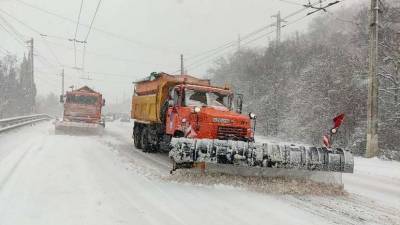 Машины с трассы «Таврида» из-за снегопада направляют на дорогу-дублёр