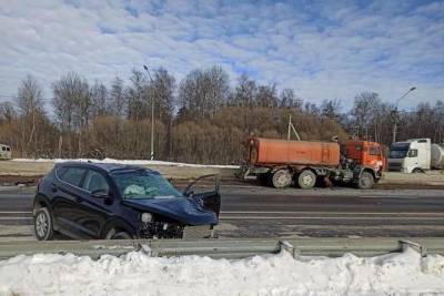 В Тверской области двое взрослых и ребенок пострадали в ДТП с грузовиком