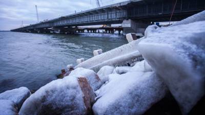 Движение по Крымскому мосту закрыли второй раз за сутки из-за обильного снегопада