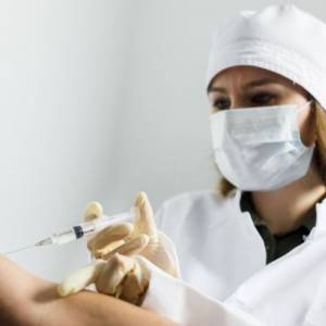 Премьер-министр Шмыгаль назвал два пути получения Украиной вакцины от коронавируса