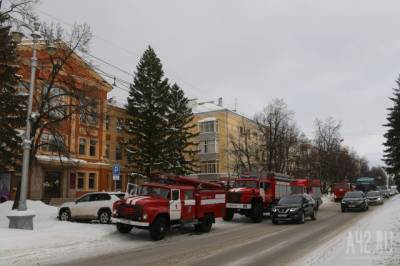 К музею в центре Кемерова подъехали пожарные машины