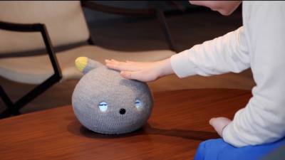 Видео из Сети. Японский робот NIcobo попробует заменить кота или собаку