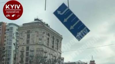 В центре Киева дорожный знак упал на машины: видео