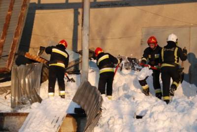 Во Львове от веса снега обвалилась крыша: 7 человек оказались в ловушке – фото и видео