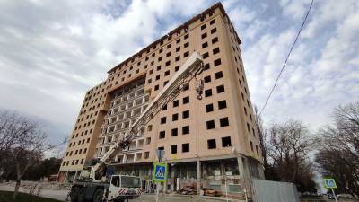 В Анапе начали сносить 12-этажный самострой на 156 квартир