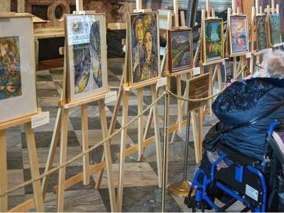 «На коляске без барьеров»: в Исаакиевском соборе показали картины людей с инвалидностью