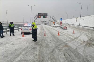 Почти 300 автомобилей и 20 автобусов застряли в снегу с двух сторон Крымского моста