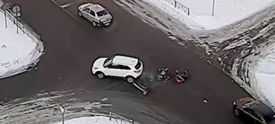 Мотоциклист на севере Карелии зимним морозным днем протаранил кроссовер (ВИДЕО)