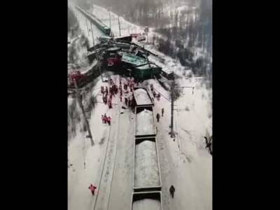 Гора из десятков вагонов: в России сошел с рельсов грузовой поезд – впечатляющее видео