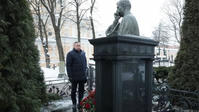 Беглов возложил цветы на могилу Анатолия Собчака