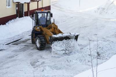 Из дворов Корсакова начали вывозить снег