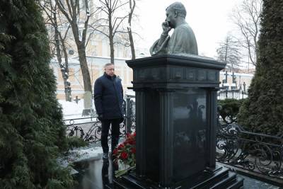 Беглов съездил в Александро-Невскую лавру на могилу Собчака