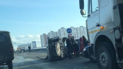 В Тюмени на Московском тракте из-за ДТП автомобиль перевернулся