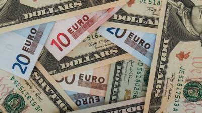Центробанк повысил официальные курсы доллара и евро