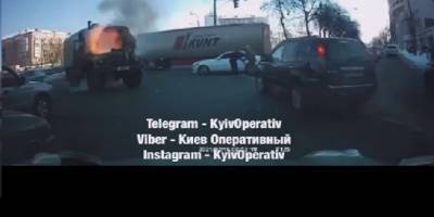Берестейская Киев ДТП сегодня - Видео, как 19.02.2021 горел военный грузовик - ТЕЛЕГРАФ