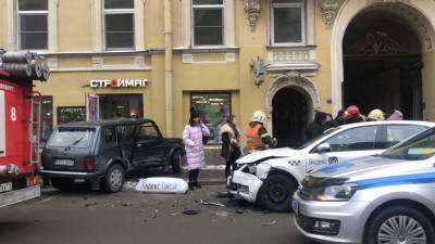 Машина службы такси протаранила «Ниву» на Литейном проспекте в Петербурге.